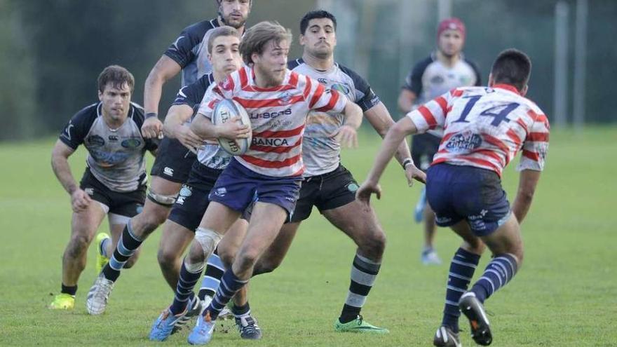 Maguna intenta escaparse de un rival en el partido en Culleredo de la primera vuelta. // Carlos Pardellas