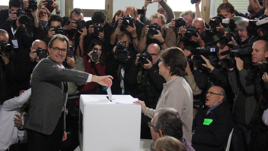 L&#039;expresident de la Generalitat, Artur Mas, votant a Barcelona en la consulta del 9 de novembre de 2014