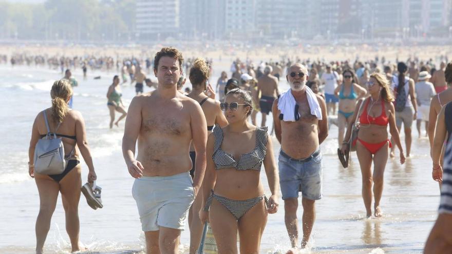 A la playa en otoño: un anticiclón se instala sobre Asturias, donde los termómetros rozarán los 30 grados esta semana