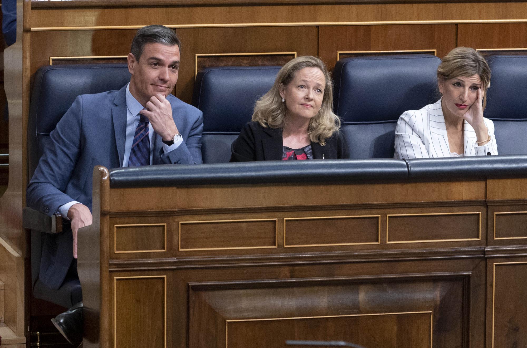 El presidente del Gobierno, Pedro Sánchez, junto a las vicepresidentas Nadia Calviño y Yolanda Díaz en el Congreso de los Diputados.