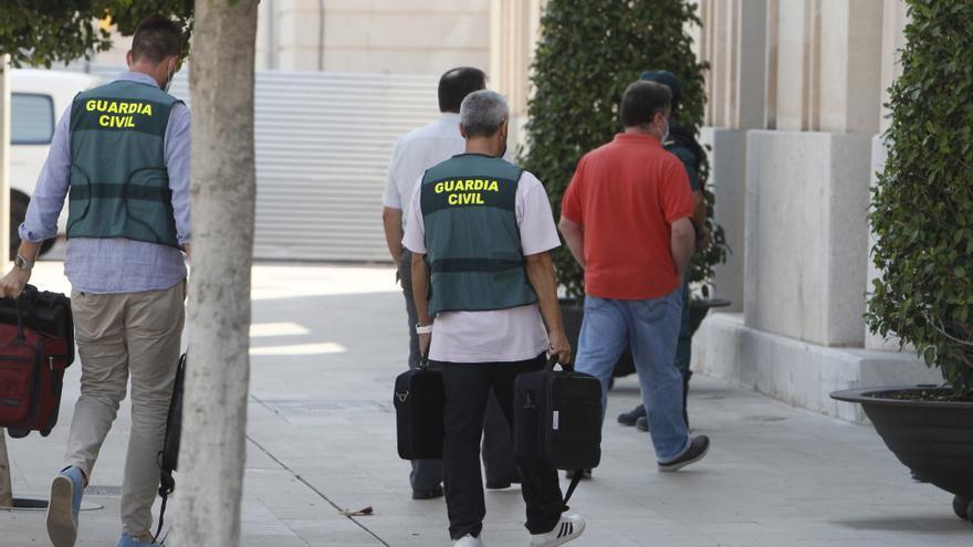 Archivo - Agentes de la Guardia Civil durante el registro a la APB en julio de 2020.