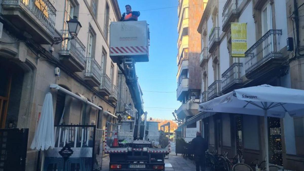 La instalación del alumbrado navideño, ayer. | // M.M.