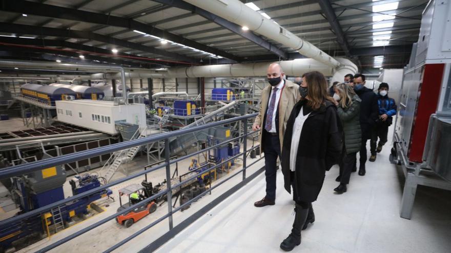 Marí y Ferrer, por detrás de Armengol, durante la inauguración de la planta de triaje. | VICENT MARÍ