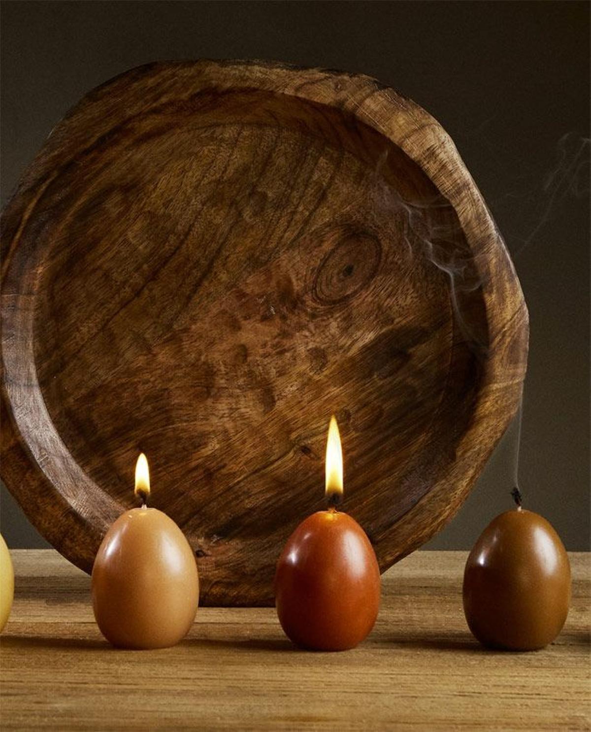 Velas con forma de huevo y bandeja de madera