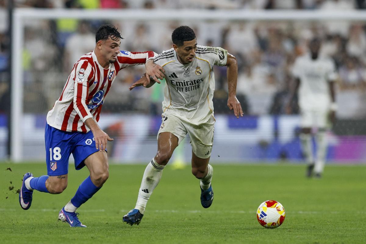 YEDA (ARABIA SAUDÍ), 08/01/2026.- El centrocampista del Real Madrid Jude Bellingham (d) disputa un balón con el defensa del Atlético de Madrid Marc Pubill (i) durante la semifinal de la Supercopa de España entre el Atlético de Madrid y el Real Madrid, este jueves en el Estadio Rey Abdullah, en Yeda. EFE/Kai Forsterling