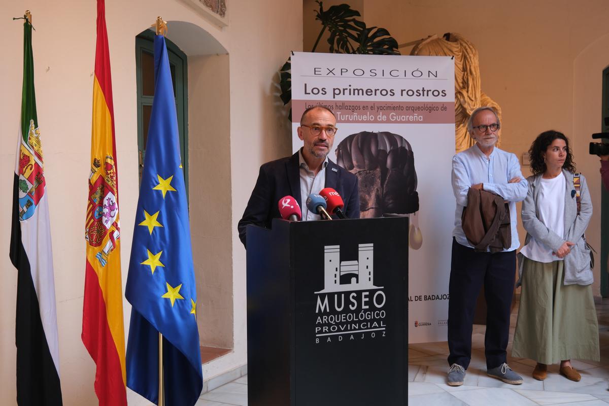 El director del Museo Arqueológico, Javier Heras, y los codirectores de las excavaciones de El Turuñuelo, Sebastián Celestino y Esther Rodríguez.