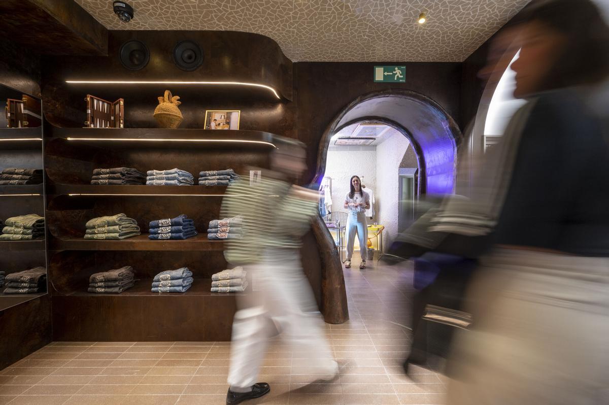 Interiores de la nueva 'flagship store' de Nude Project en Barcelona