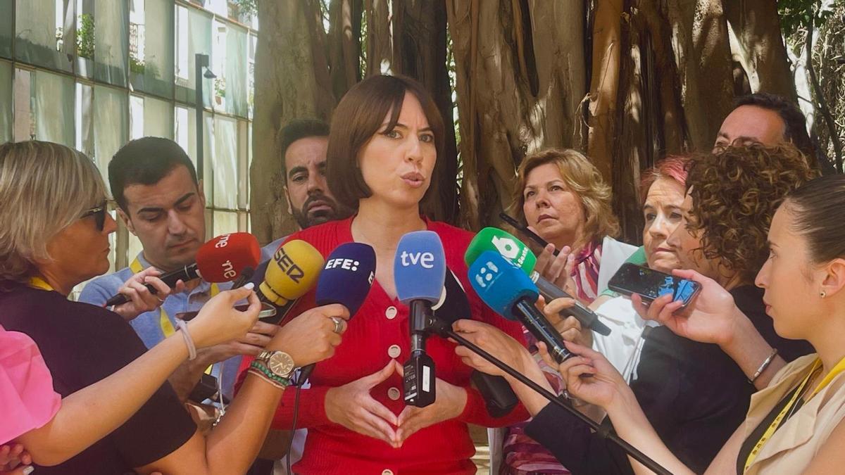 La líder del PSPV, Diana Morant, atiende a los medios en el patio de ficus de las Corts, este miércoles.