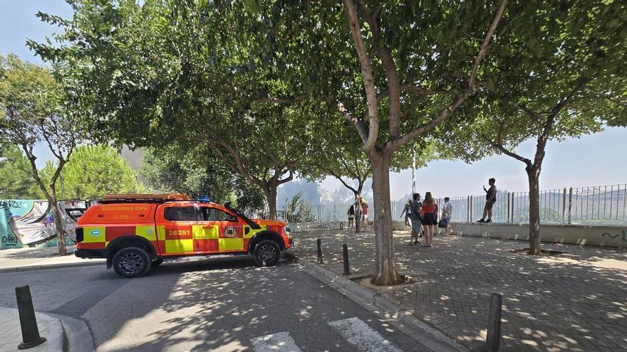Un incendio en Manises próximo a las viviendas y el hospital moviliza medios terrestres y aéreos