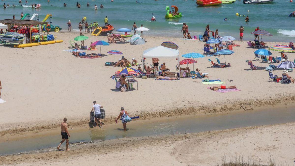 Sector sur de la playa de Mil Palmeras donde los bañistas se quejan de la ausencia de una pasarela para superar el cauce del río Seco.