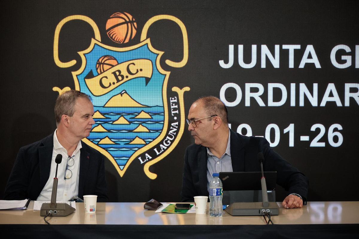 Aniano Cabrera (d) dialoga con Eusebio Díaz durante la Junta.