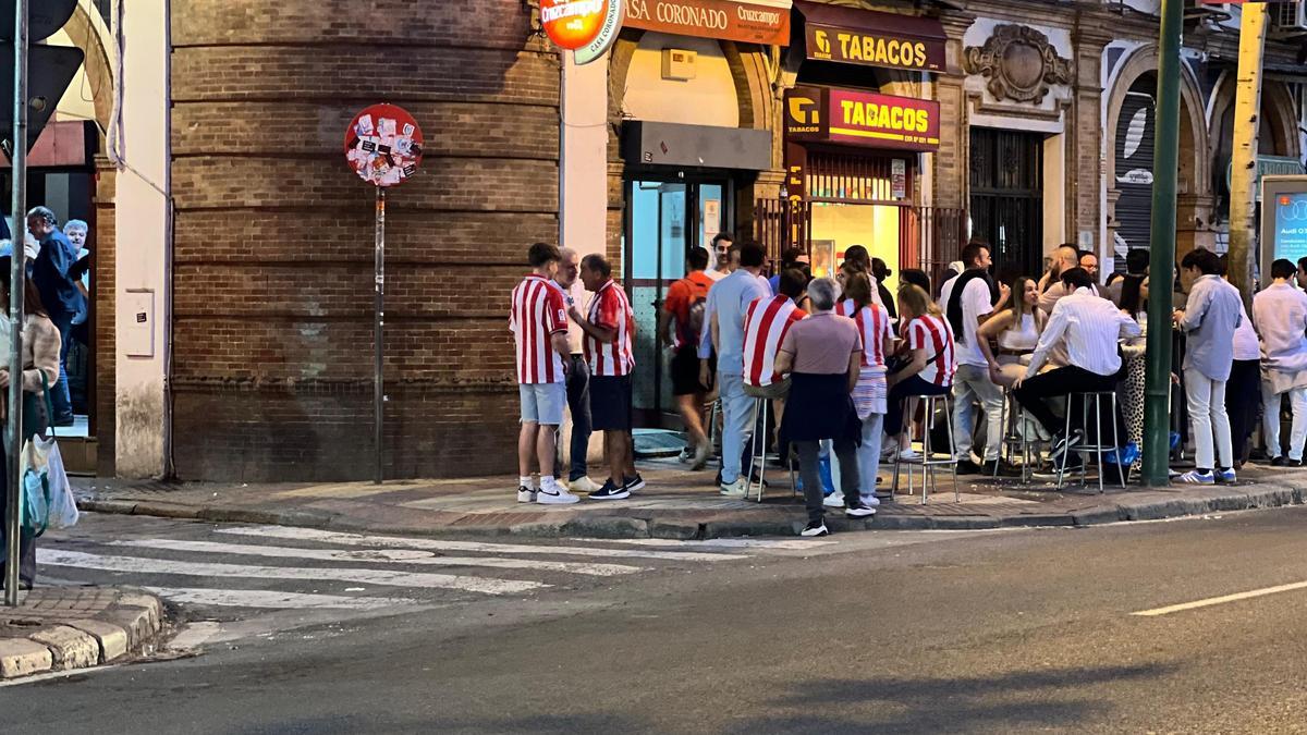 Los aficionados han llenado los bares este viernes en Sevilla.