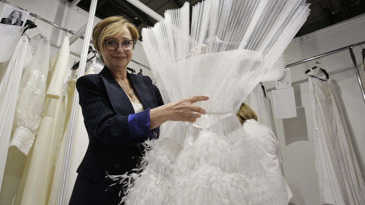 La diseñadora valenciana Isabel Sanchís, en el 'backstage' de la Barcelona Bridal Fashion Week 2023