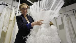 La diseñadora valenciana Isabel Sanchís, en el ’backstage’ de la Barcelona Bridal Fashion Week 2023.