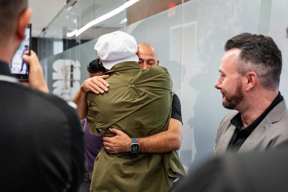 Abrazo entre Mascherano y Ronaldinho