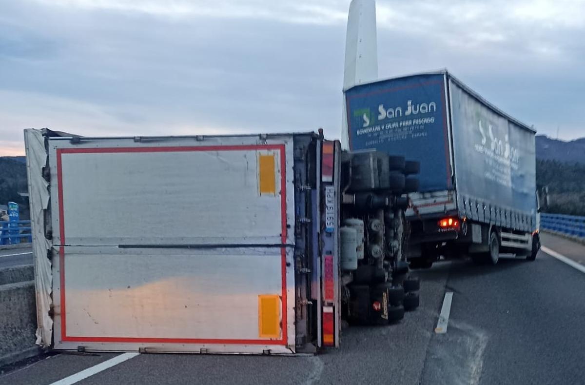 El remolque volcado.