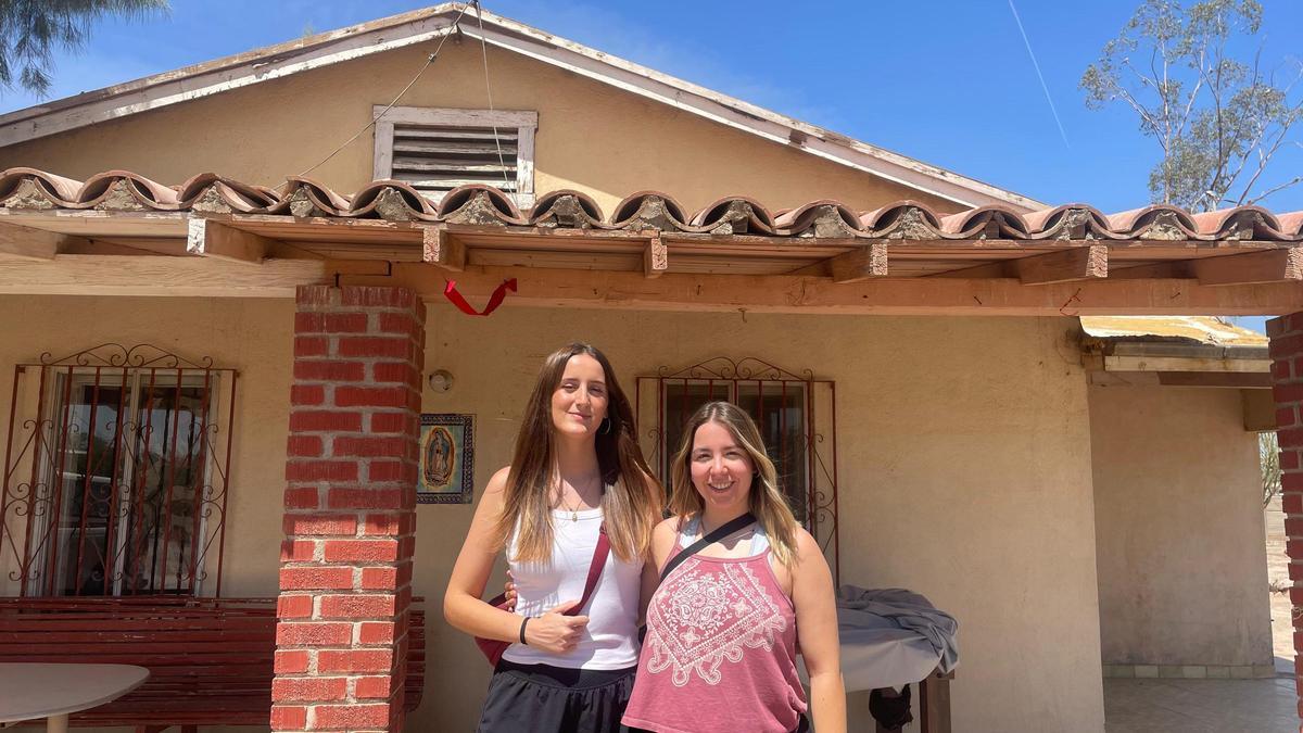 Júlia Perelló y Teresa Munill, frente a la casa escolapia en Mexicali, donde hacen el voluntariado.