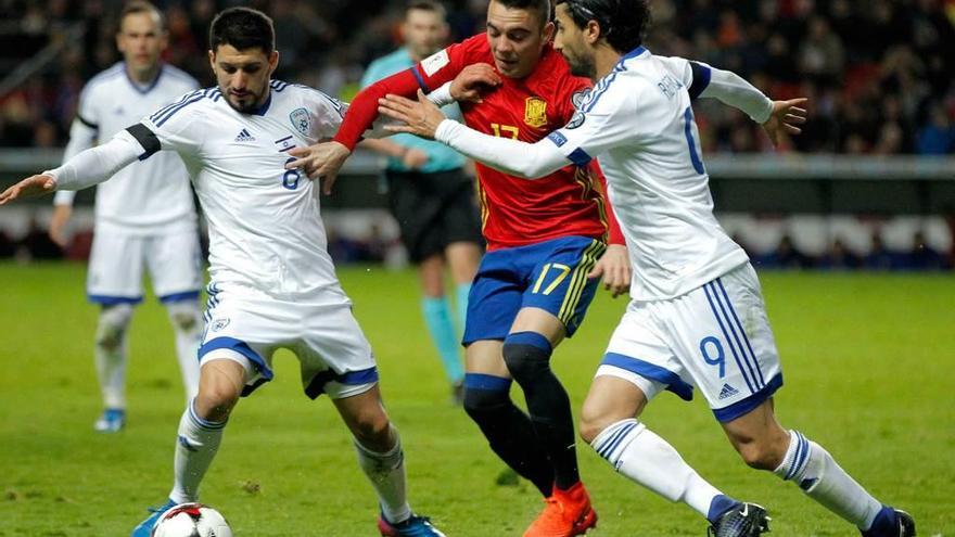 Iago Aspas, entre dos rivales, en el España-Israel que se disputó en El Molinón el 24 de marzo de 2017.