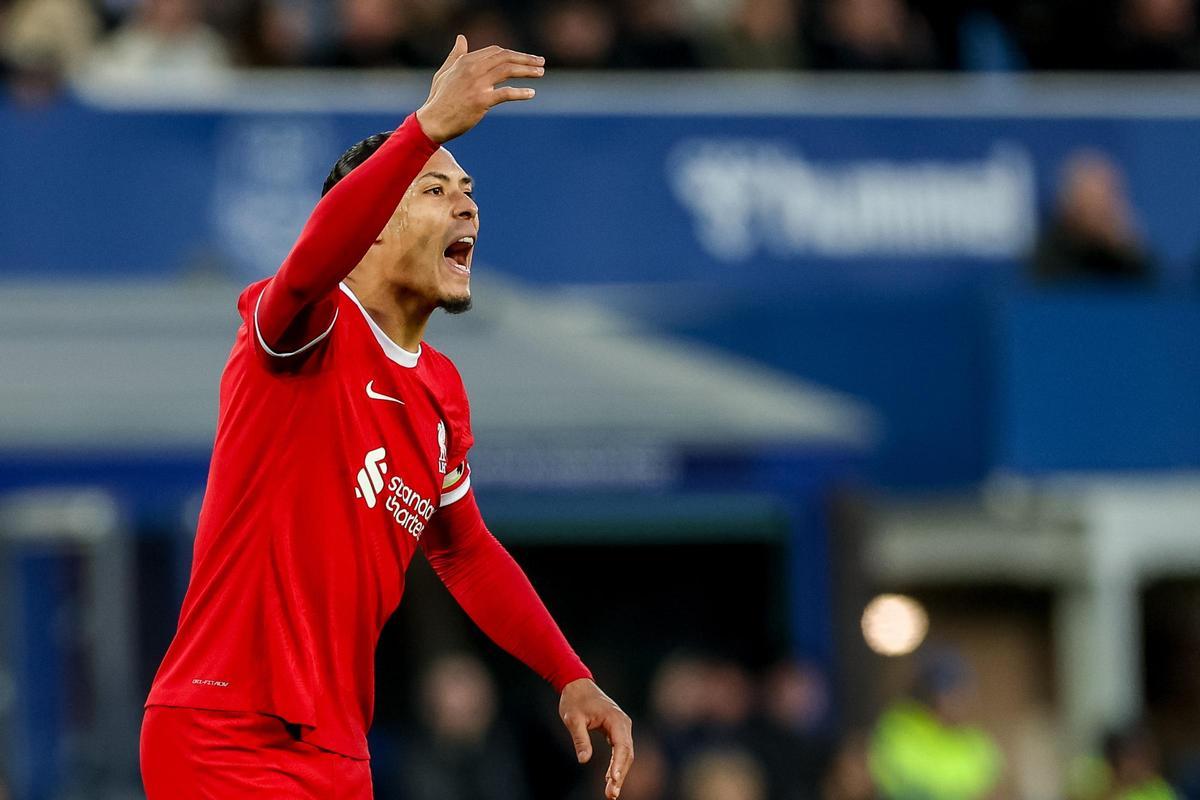 Van Dijk, molesto durante el partido ante el Everton