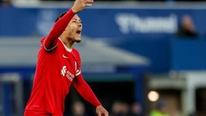 Van Dijk, molesto durante el partido ante el Everton