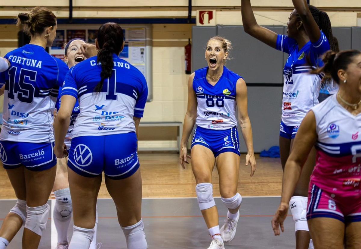 Las jugadoras del Haris se felicitan tras lograr un punto.