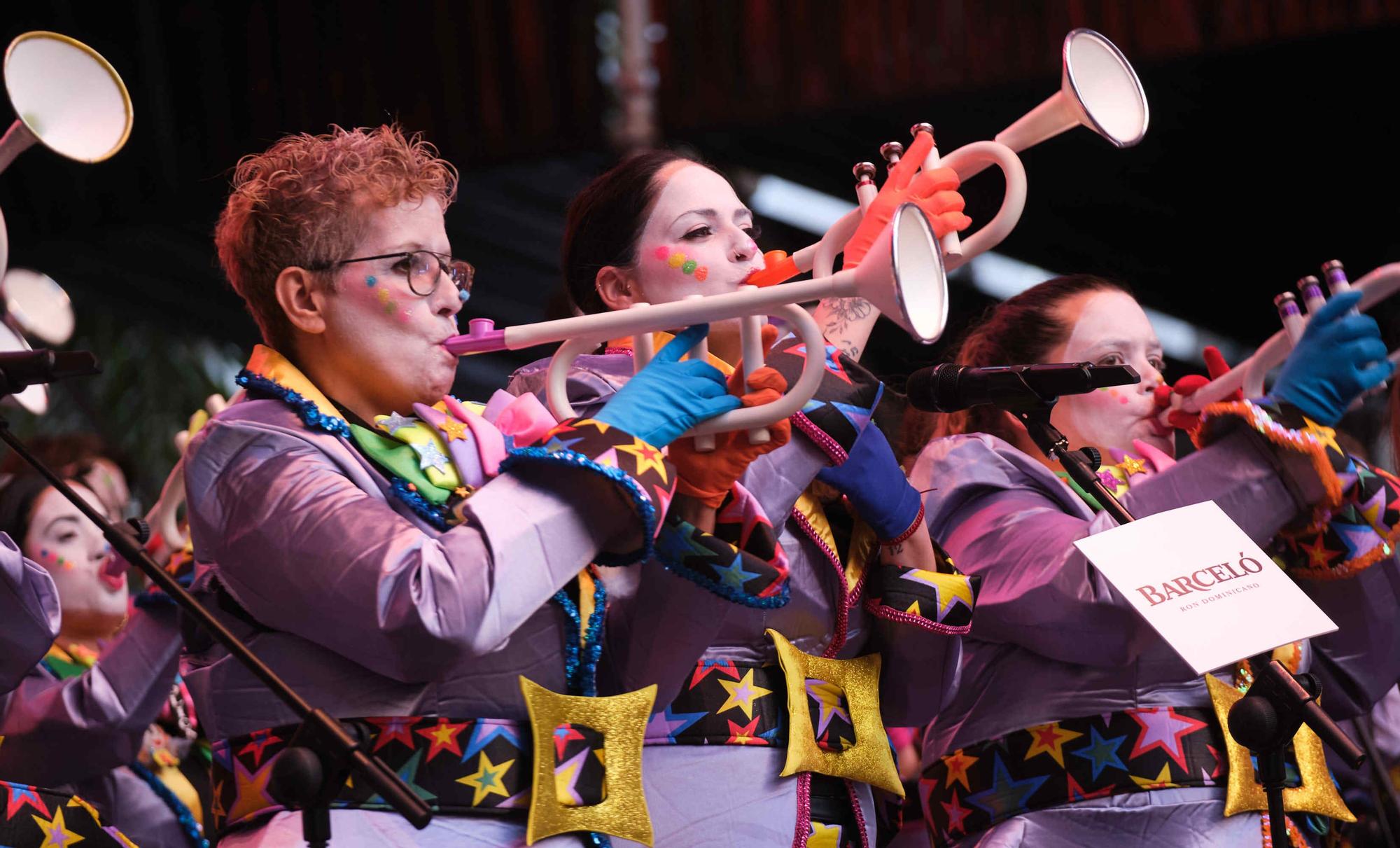 Los grupos del Carnaval actúan en la calle