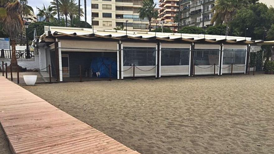 Un establecimiento de playa cerrado en Marbella.