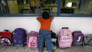 zentauroepp11260552 a schoolboy waits for the start of a class in a primary scho200827134305