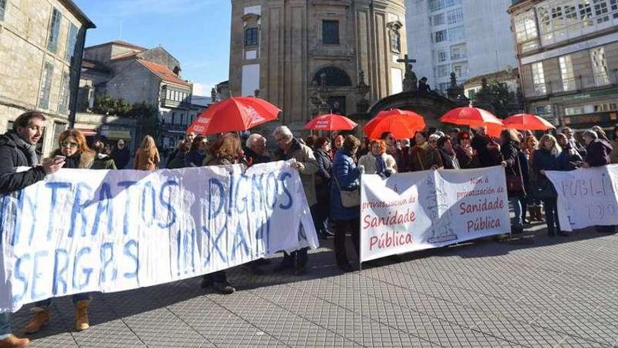 Manifestantes con varias pancartas por la sanidad pública, en la Praza de A Peregrina. // Gustavo Santos