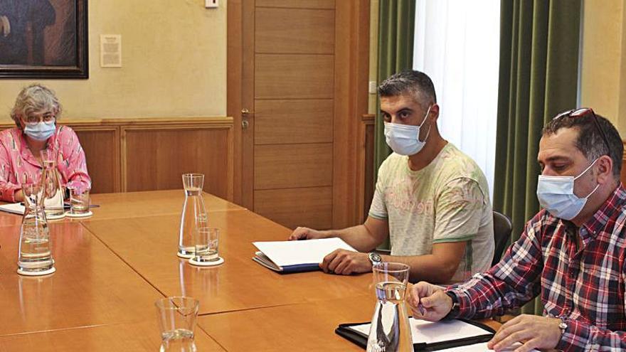 Por la izquierda, Ana González, con Pablo López y Juan José Iglesias, del comité de empresa, durante la reunión en el Ayuntamiento. | Ulises Arce