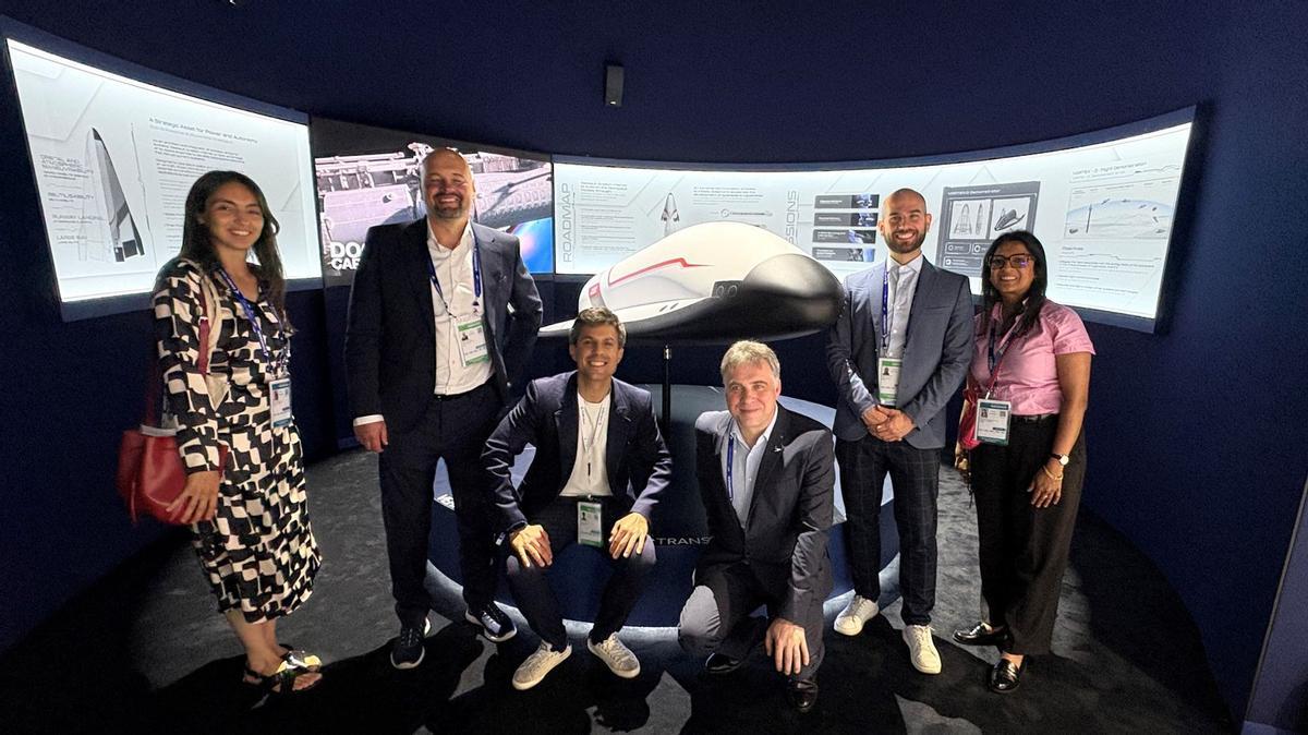 Francho García, CEO y cofundador de Arkadia Space (en el centro de la imagen) con parte de su equipo y los responsables de Dassault Aviation, junto al ‘mock-up’ de Vortex-D.