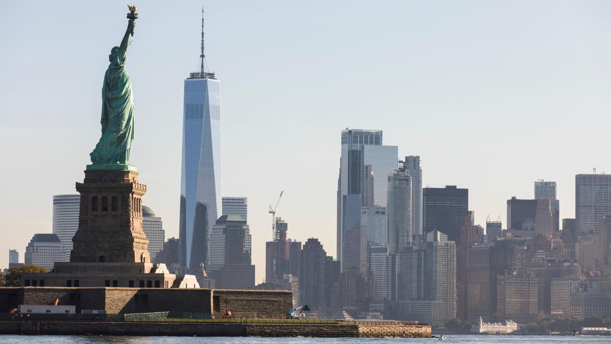 La Estatua de la Libertad y el horizonte de Manhattan.