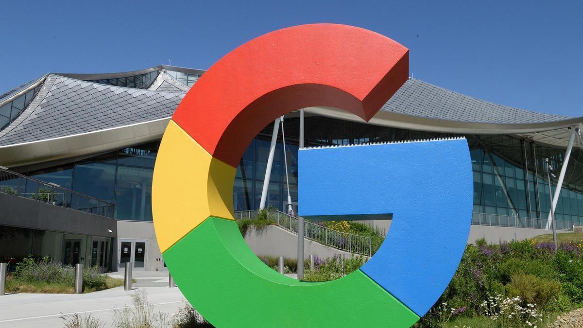 Bruselas impone dos multas a Google por un total de 890 millones de euros por monopolio