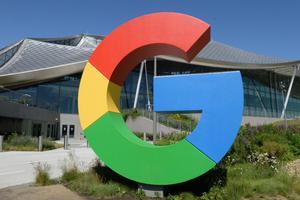 Bruselas impone dos multas a Google por un total de 890 millones de euros