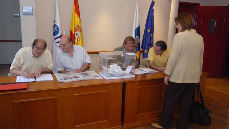 Imagen de archivo de unas votaciones celebradas en el Colegio Oficial de Médicos de Las Palmas. | | LA PROVINCIA / DLP