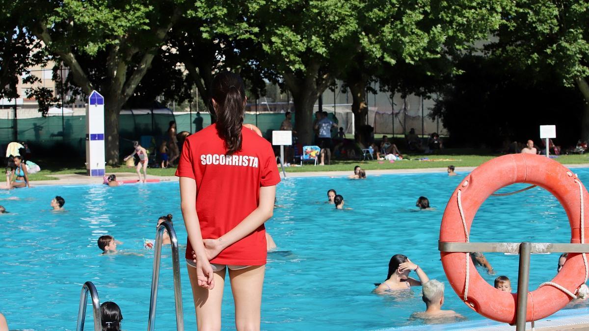 Una socorrista vigila a los bañistas en la piscina de la Fuensanta, en Córdoba, este verano.