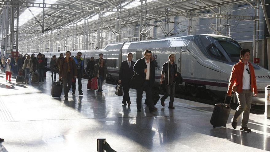 Imagen de un AVE en la Estación María Zambrano.