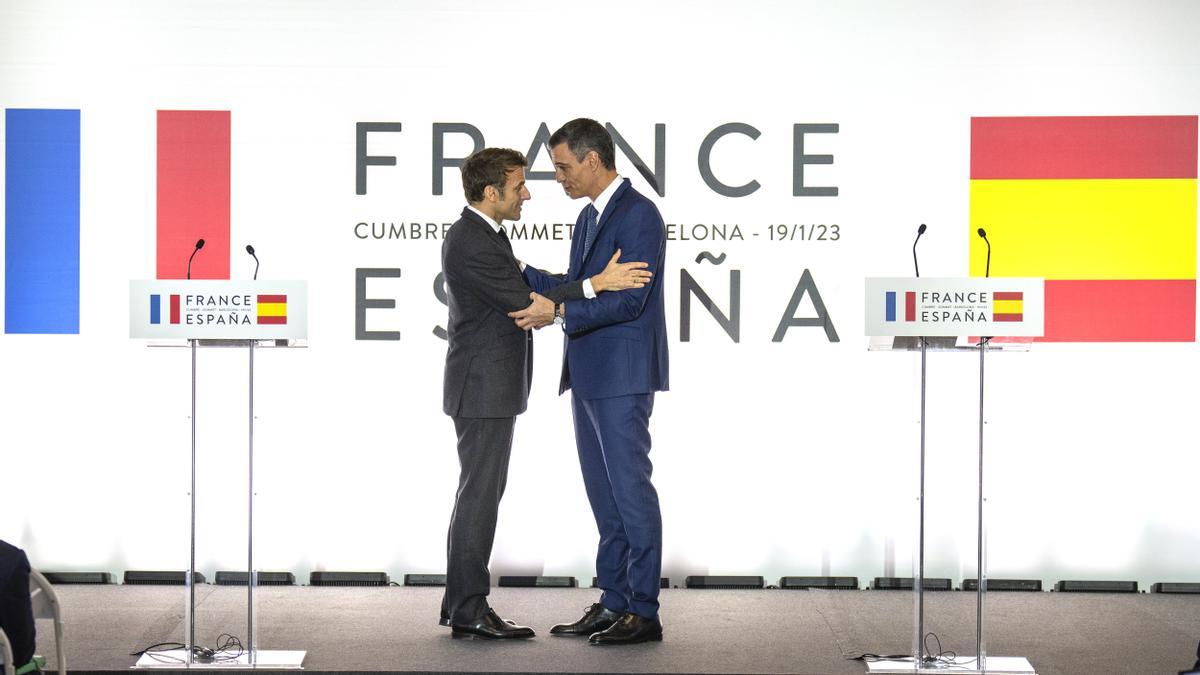 Emmanuel Macron (l), Präsident von Frankreich, gibt Pedro Sanchez, Ministerpräsident von Spanien, die Hand. Macron und Sanchez haben ein Freundschafts- und Kooperationsabkommen unterzeichnet.