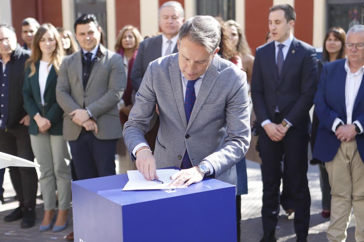 El alcalde de Lorca, Fulgencio Gil, firma el manifiesto.