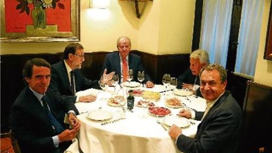 El rei Joan Carles sopa amb Rajoy i els expresidents