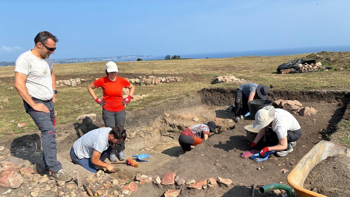 Excavaciones en Campa Torres, ayer, con los nuevos alumnos trabajando en la zona.