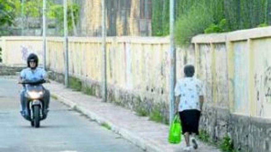 Vecinos alertan del desplazamiento de un muro del edificio Valhondo