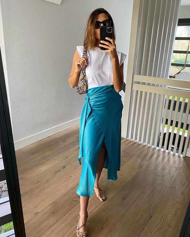 Así combinan en Instagram la falda azul satinada más bonita de las rebajas  de Zara - Woman