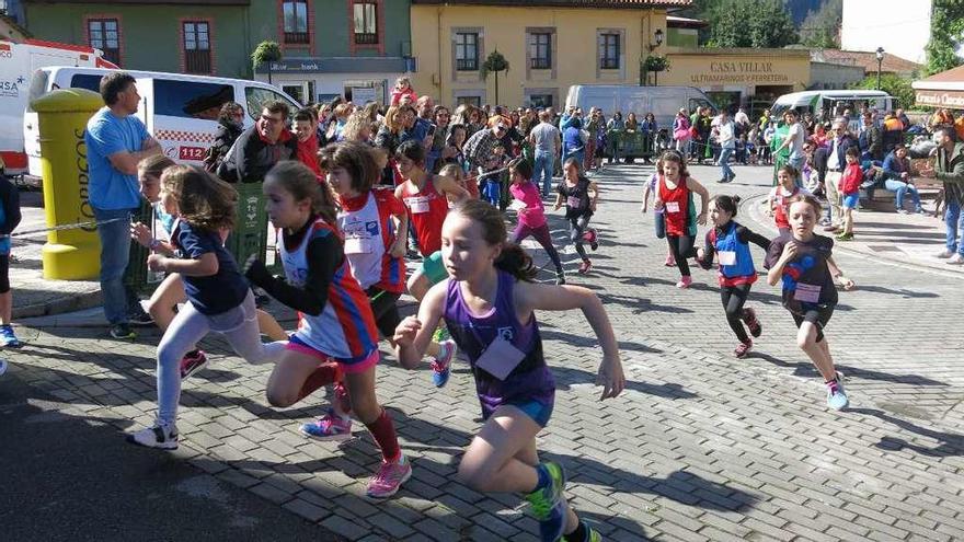 Niñas disputando la XXI Edición de la carrera &quot;Concejo de Llanes&quot;, ayer.