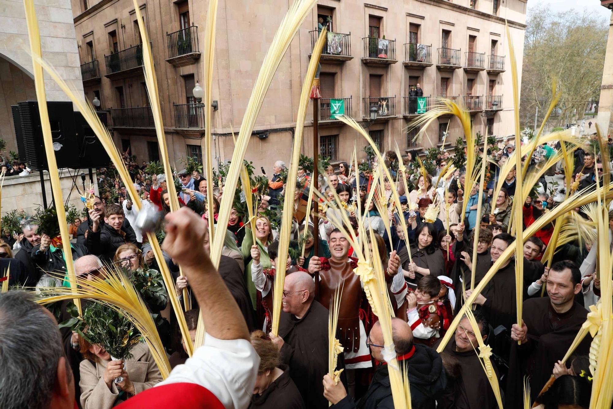 Multitudinaria bendición de ramos y procesión de La Borriquilla en Avilés