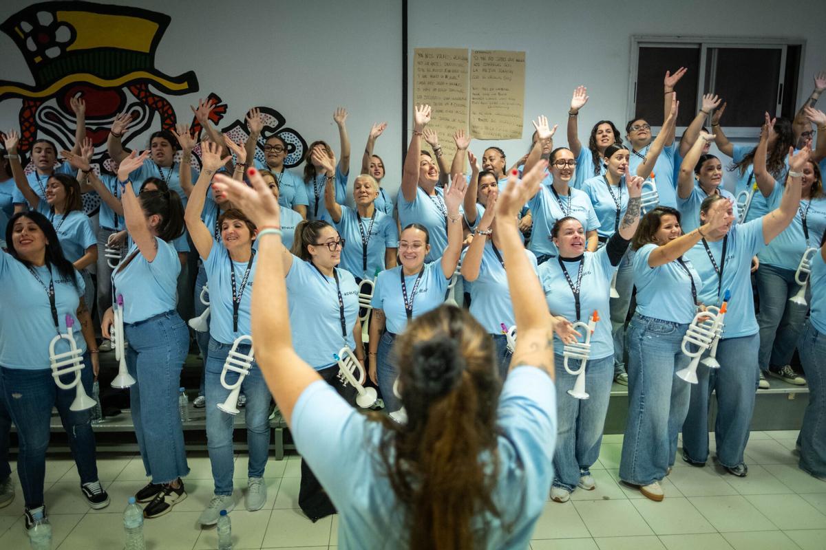 Reportaje con Redoblonas, murga femenina nueva en el Carnaval