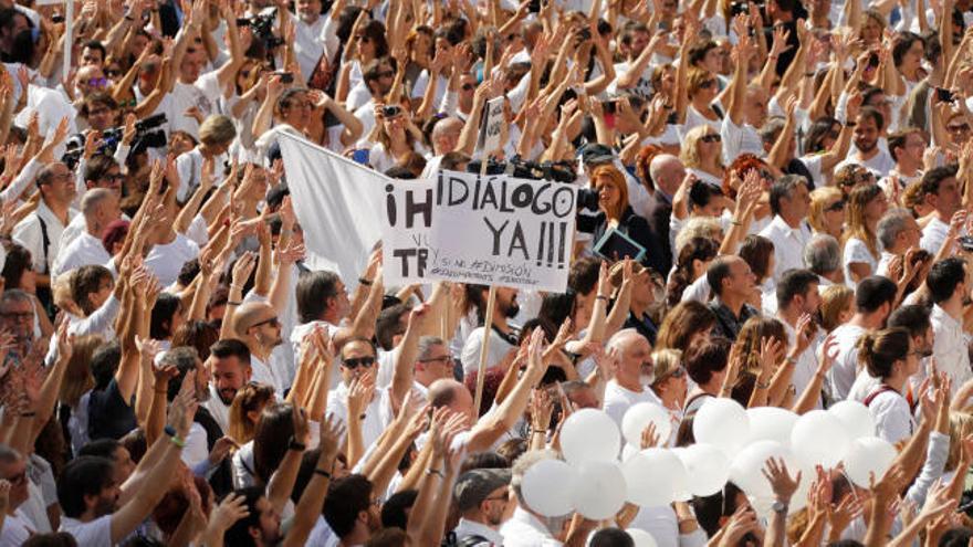 Marea blanca en Barcelona en defensa del "diálogo"