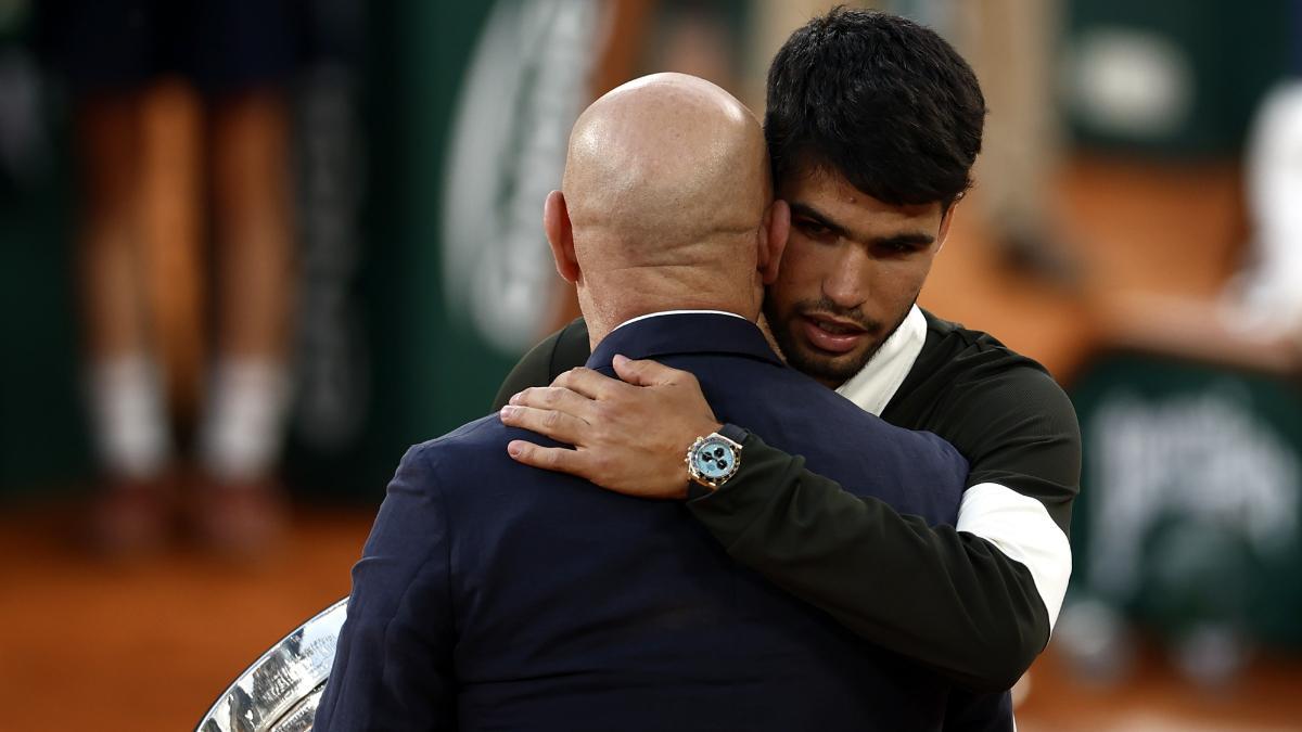 Agassi y Alcaraz durante la entrega de premios en Roland Garros 2025