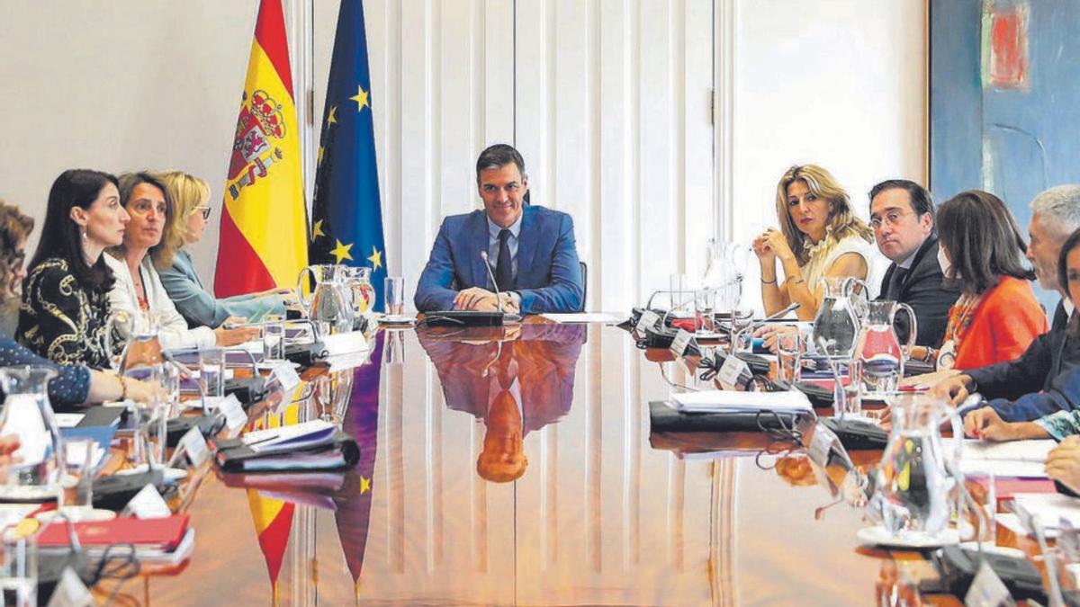 Set de cada deu espanyols suspenen  els intents del Govern d’abaixar la llum 