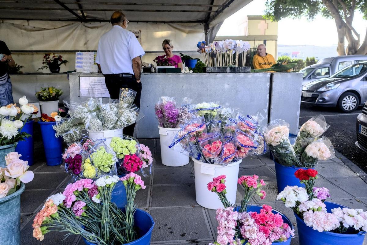 Puestos de flores en el cementerio de  San Lázaro